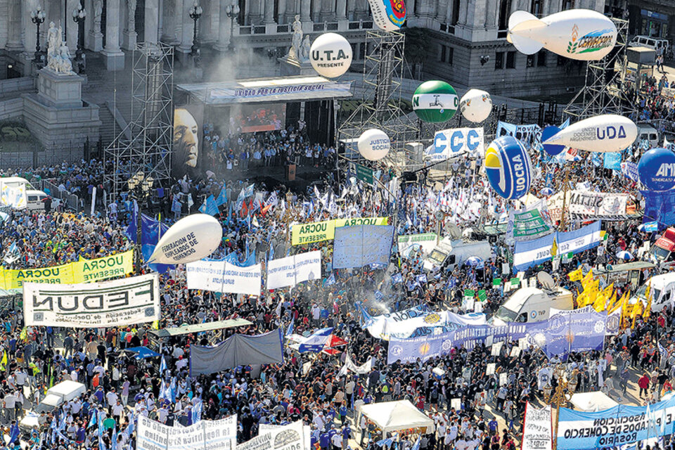 Los gremios y movimientos sociales comenzarán a movilizarse desde antes del mediodía por el centro porteño. (Fuente: DyN)