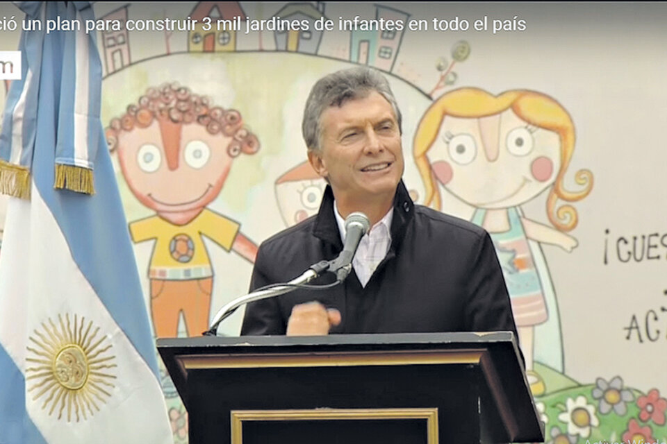 Imagen del video difundido por la agencia Télam el 11 de mayo de 2016 en el que Macri anuncia el plan para construir 3 mil jardines en cuatro años.