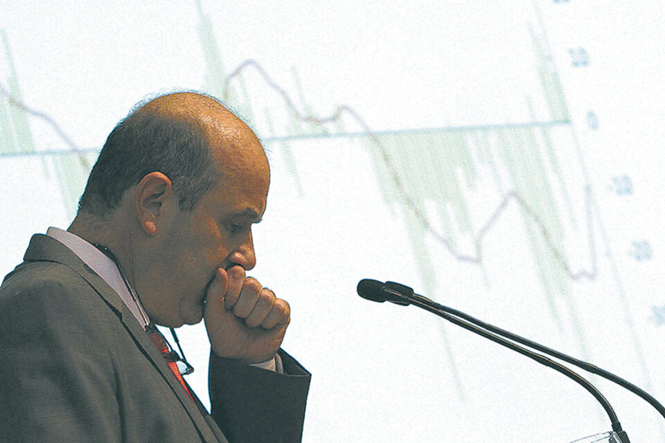 Federico Sturzenegger, titular del Banco Central, tuvo que cambiar de estrategia para frenar al dólar, sin poder bajar la tasa.