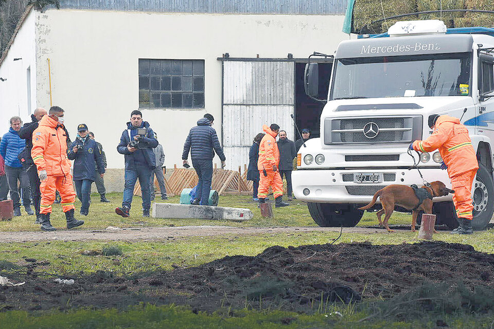 Ayer se realizaron rastrillajes con perros en los escuadrones, camiones unimog y camionetas de la Gendarmería. (Fuente: Télam)