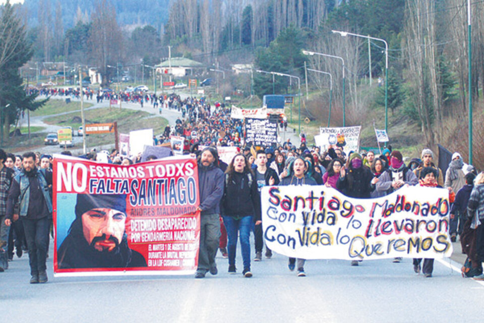 En Bariloche también marcharon por Santiago. (Fuente: Gustavo Zaninelli)
