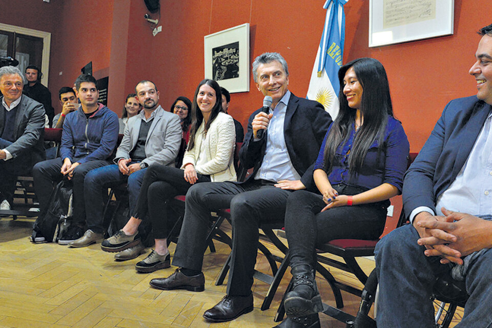 La foto con los jóvenes que se sacó Macri para marcar un contraste con la marcha sindical. (Fuente: DyN)