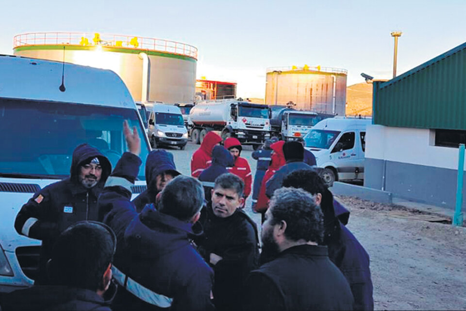 Los trabajadores de Tecpetrol decidieron permanecer en las instalaciones para preservar la actividad.