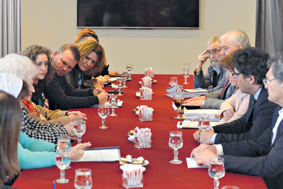 Los ministros Germán Garavano, Patricia Bullrich y el secretario Claudio Avruj con representantes de organismos de derechos humanos.