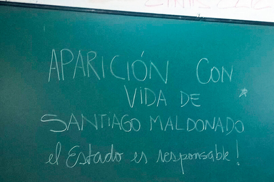 Los docentes instalaron ayer en las escuelas el tema de la desaparición forzada de Maldonado.