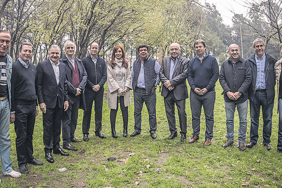 Cristina Kirchner y Jorge Taiana con los intendentes en la reunión de ayer en Lomas de Zamora. (Fuente: Télam)
