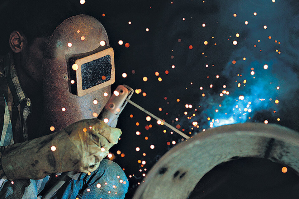 Productos de metal, maquinaria y equipo trepó 8,4 por ciento en julio. (Fuente: AFP)
