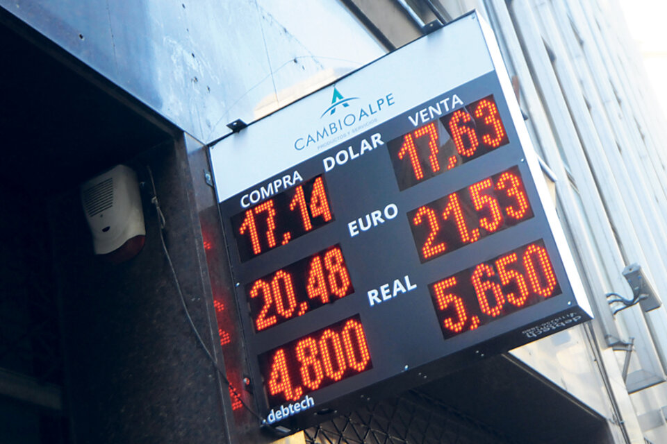 Las operaciones en el mercado cambiario mostraron volatilidad, hasta cerrar en 17,69 pesos. (Fuente: Rafael Yohai)