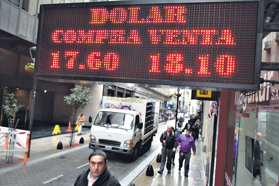 En casas de cambio la cotización del dólar llegó a 18,10 pesos por unidad. (Fuente: DyN)