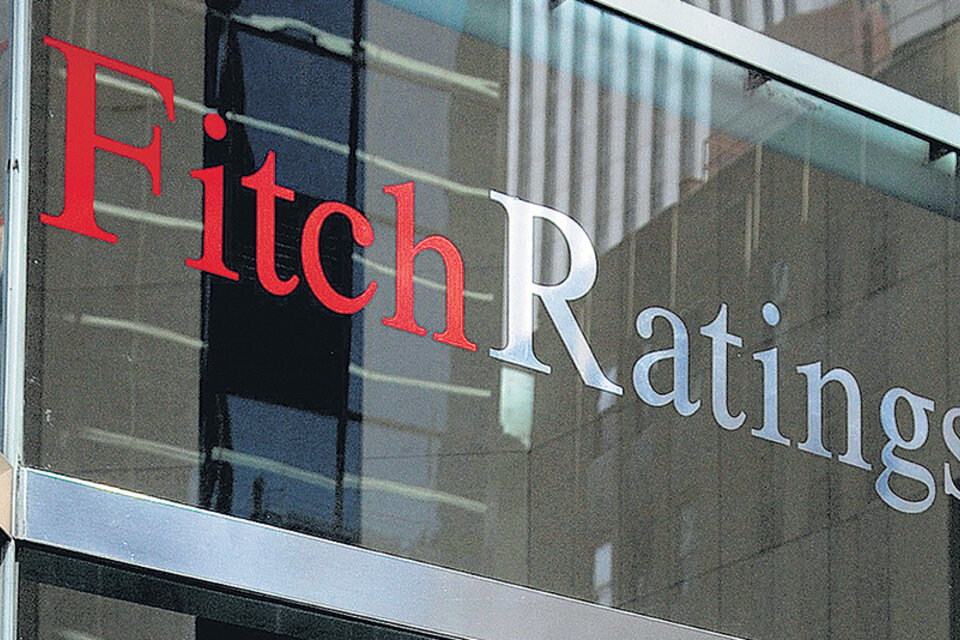 La devaluación "erosiona los salarios reales y la confianza", reconoce el informe de Fitch.