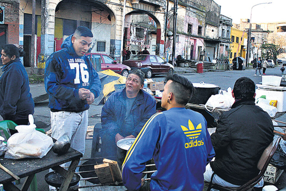 Frente a Pedro de Mendoza 1447 hay más de sesenta personas, niños y adultos, que esperan en la calle. (Fuente: Alejandro Leiva)