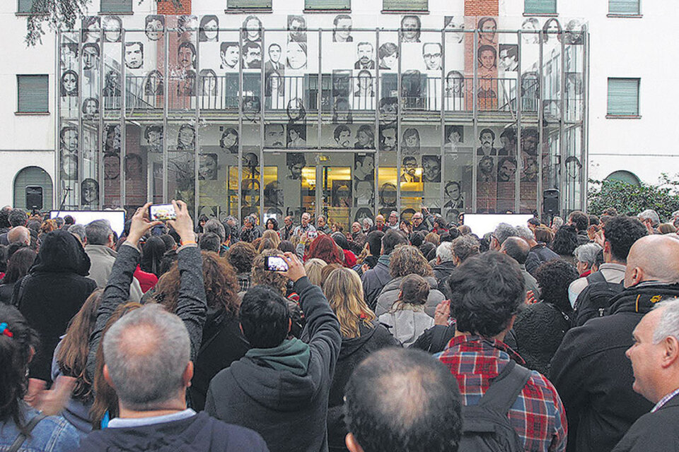 Cientos de personas pidieron por Maldonado frente a uno de los máximos emblemas del terrorismo de Estado. (Fuente: Carolina Camps)