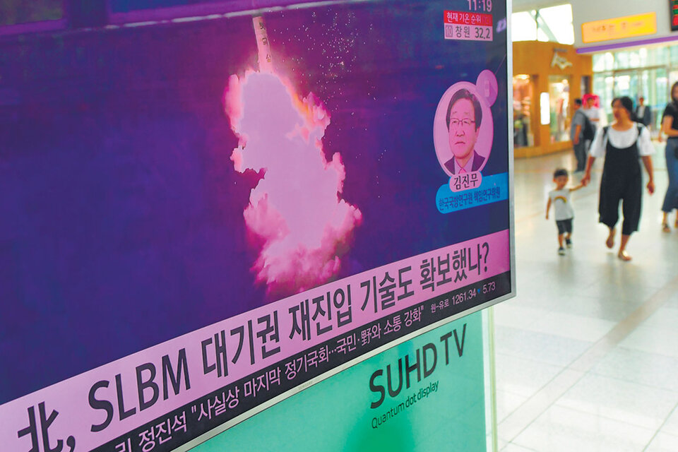 La televisión presenta un informe sobre el misil norcoreano en un shopping de Seúl, Corea del Sur. (Fuente: AFP)