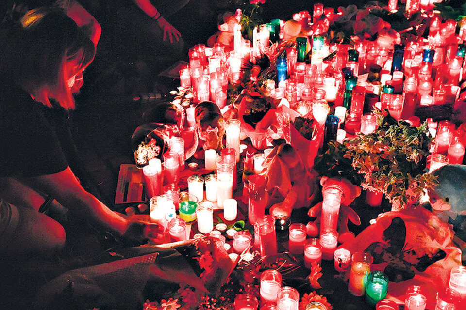 Velas encendidas en La Rambla de Barcelona, homenaje espontáneo a las víctimas.