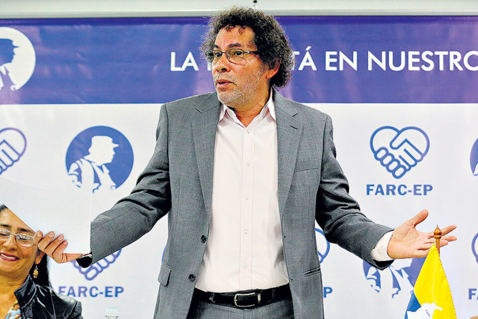 Pastor Alape defiende el inventario de las FARC durante una conferencia de prensa en Bogotá. (Fuente: EFE)