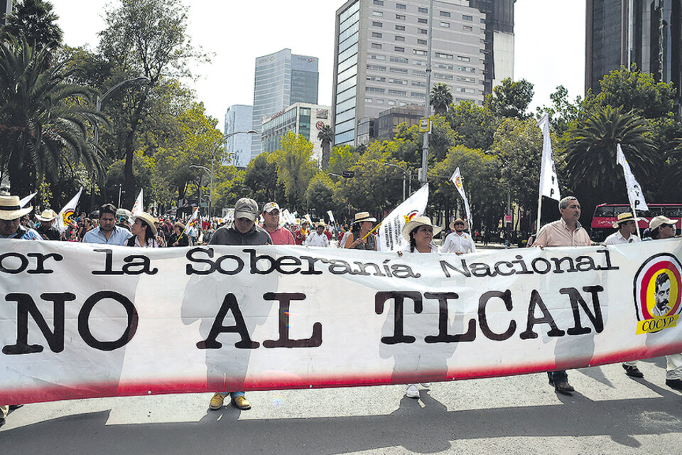 Activistas y sindicatos protestan contra el TLC norteamericano ayer en México D.F.