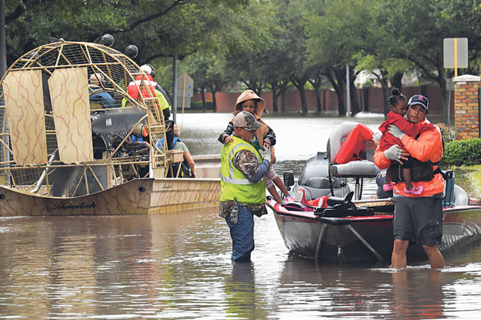Las tareas de evacuación continúan en Houston, complicadas por las constantes lluvias y el desborde de diques. (Fuente: AFP)