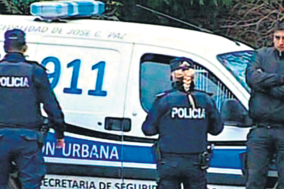Los agentes bajaron de un móvil de la Unidad de Prevención Municipal de José C. Paz.