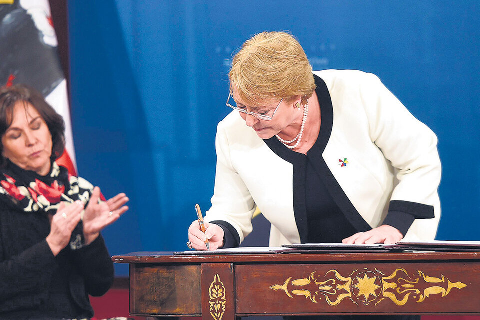 Bachelet firma el proyecto de reforma previsional, junto a la minsitra de Trabajo y Previsión Social, Alejandra Krauss. (Fuente: EFE)