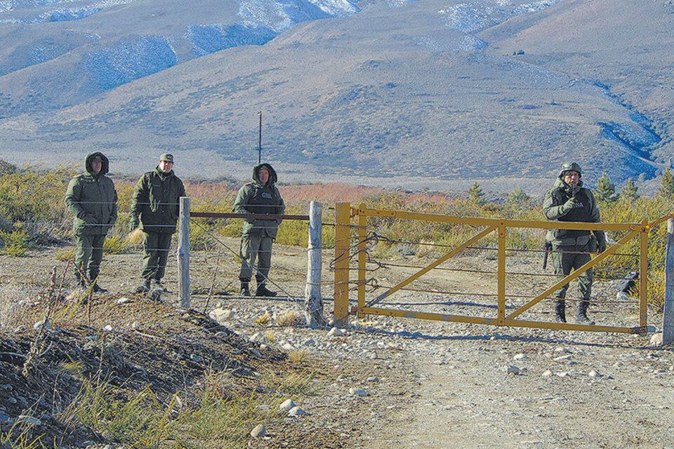 Gendarmes en la entrada del predio que ocupan los mapuches en Cushamen.