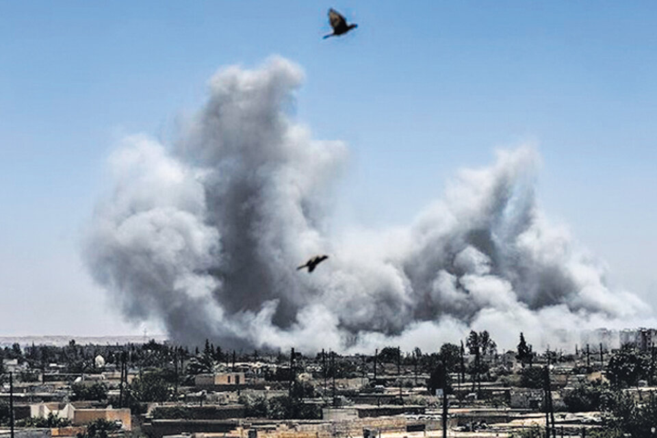 En Raqqa se intesificaron los bombardeos sobre la ciudad. (Fuente: AFP)