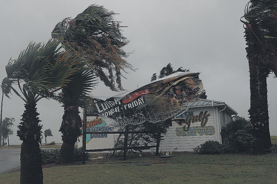 Vientos huracanados de hasta 110 kilómetros por hora azotaron las áreas costeras de Texas.