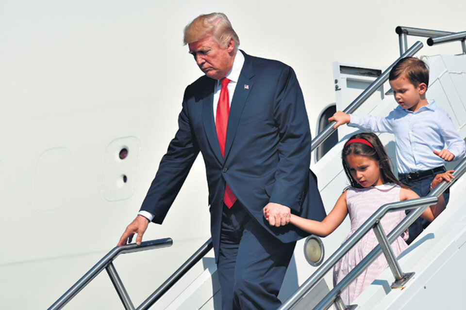 Trump llega a Morristown, Nueva Jersey, con sus nietos Arabella y Joseph Kushner. (Fuente: AFP)