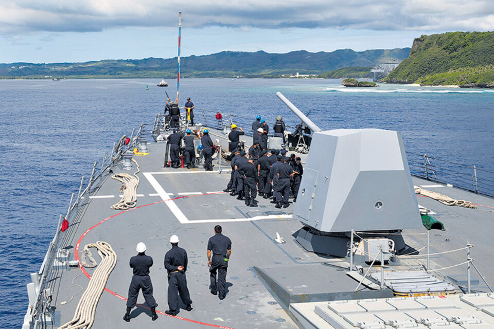 Marineros estadounidenses a bordo del destructor portamisiles USS Sterett en Guam. (Fuente: AFP)
