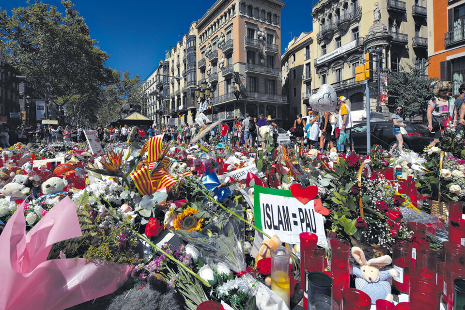 Flores y velas como tributos a las víctimas del doble atentado en La Rambla de Barcelona. (Fuente: AFP)