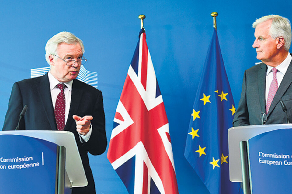 El ministro del Brexit británico, David Davis, se reunió con el negociador europeo, Michel Barnier. (Fuente: AFP)