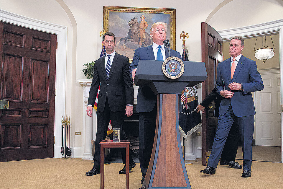 Trump presentó ayer el proyecto de reforma migratoria junto a Perdue (der.) y Cotton, en la Casa Blanca.