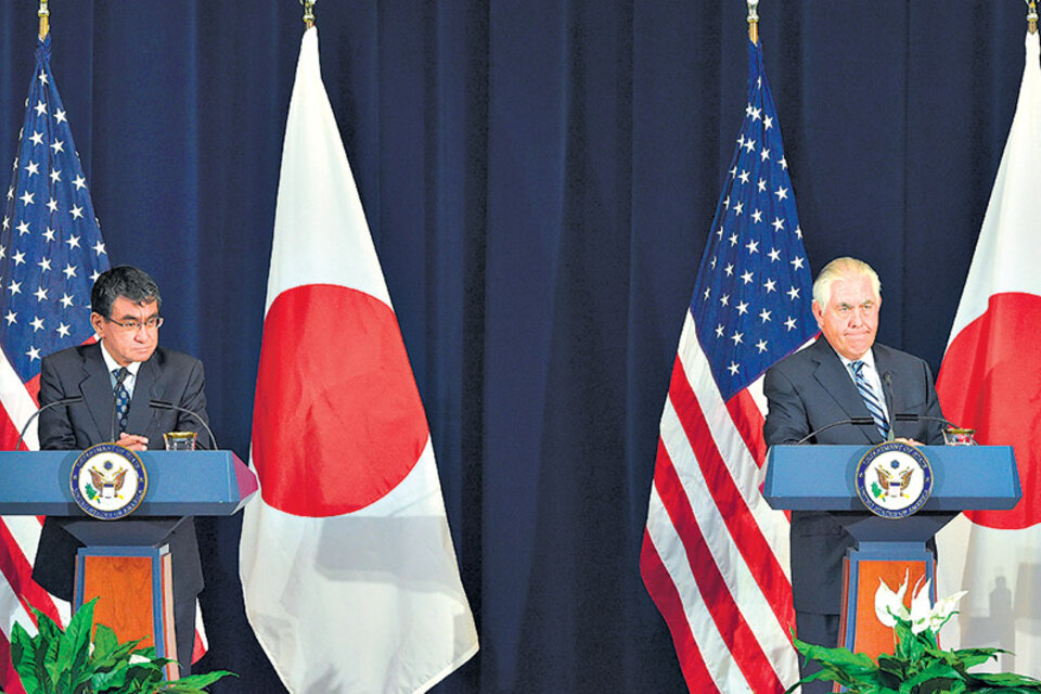 El canciller norteamericano Rex Tillerson (der.) dio una conferencia con su par japonés Taro Kono. (Fuente: AFP)