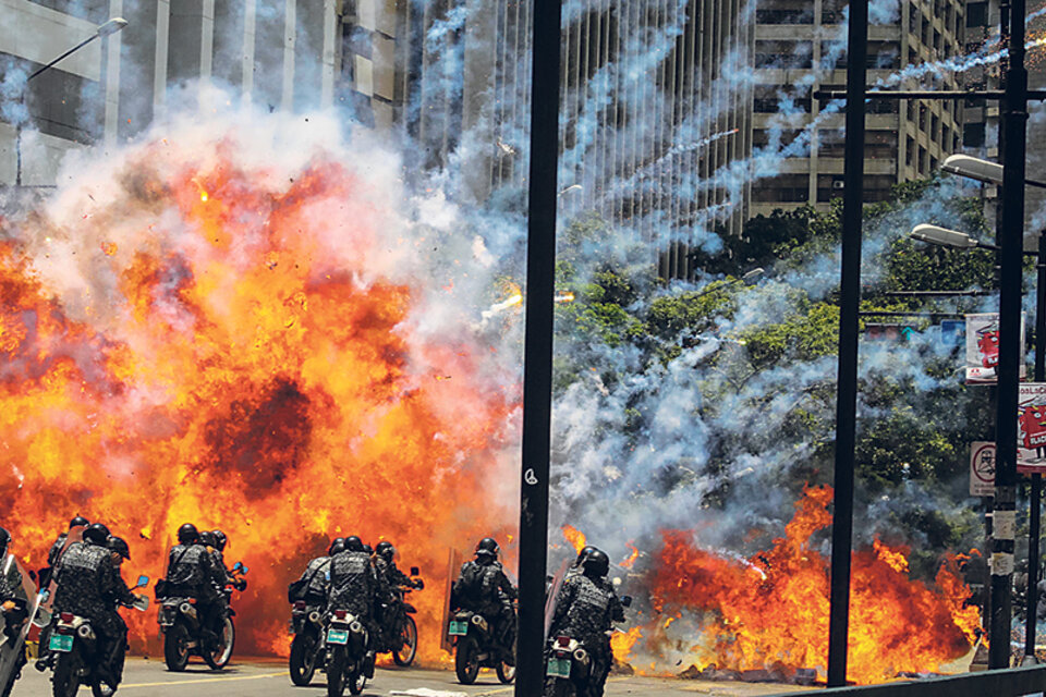 La oposición puso una bomba contra policías en Caracas y todos los medios del mundo publicaron esta foto como si la responsabilidad fuera de Maduro.