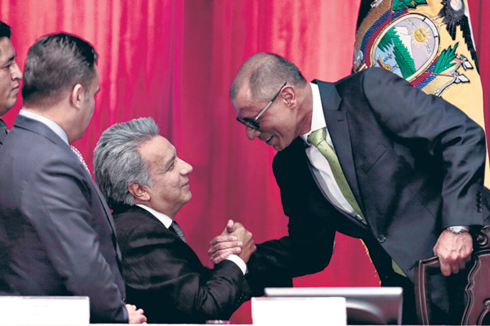 Moreno (centro) le da la mano a Glas una semana antes de asumir, en mayo pasado. (Fuente: EFE)