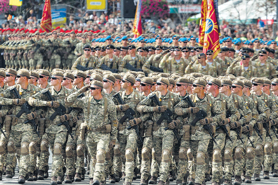 Al desfile militar por la independencia de Ucrania asistieron Mattis y Poroshenko.