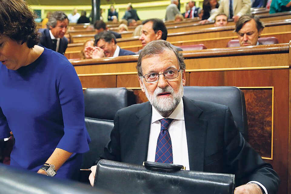 Rajoy, junto a Soraya Sáenz, espera para hablar en el Parlamento español. (Fuente: EFE)