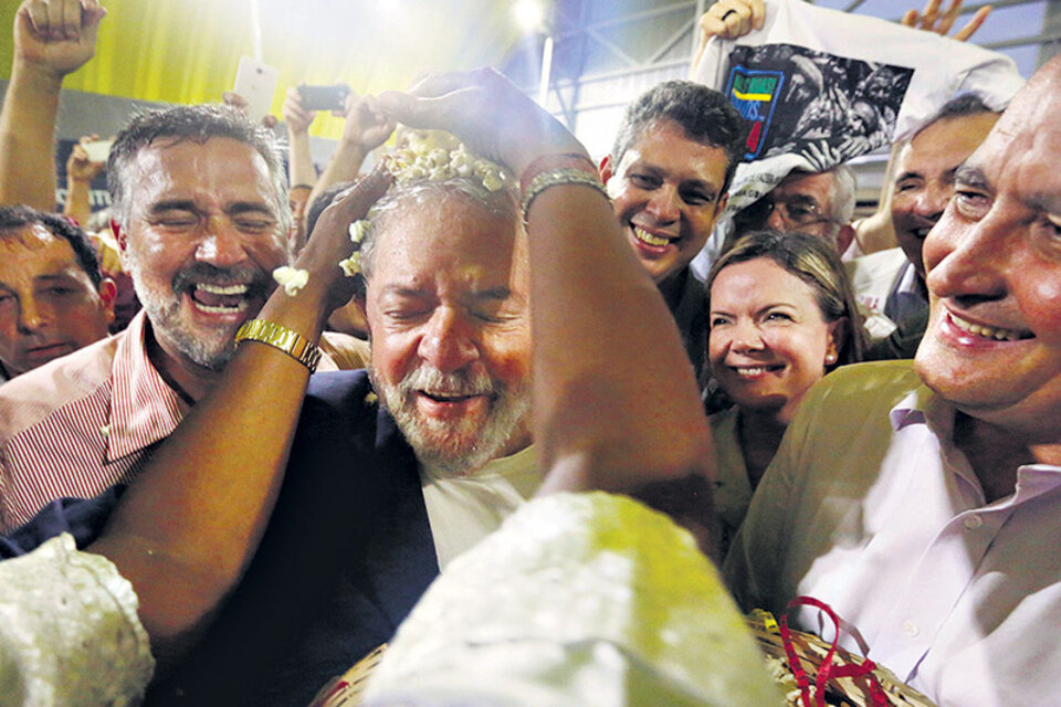 Simpatizantes saludan a Lula en Salvador, Bahía; el ex mandatario lidera los sondeos. (Fuente: EFE)