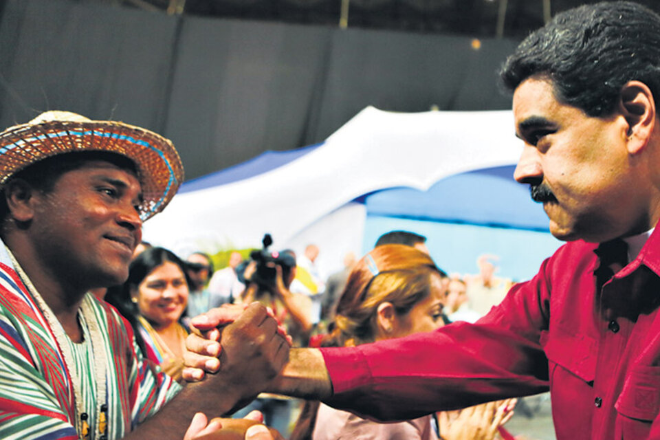 Maduro saluda a un constituyente durante la jura de anteayer en Caracas. (Fuente: AFP)