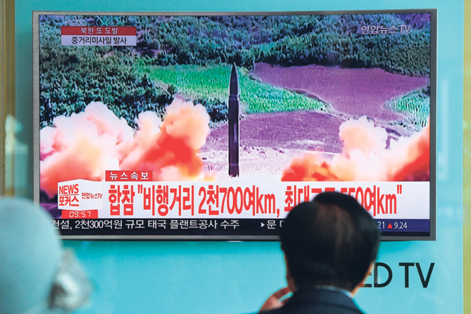 El lanzamiento del misil norcoreano visto desde una estación de micros en Seúl. (Fuente: AFP)