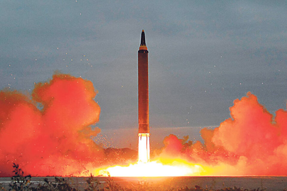 Imagen cedida por la agencia norcoreana de noticias mostrando el lanzamiento del misil. (Fuente: EFE)