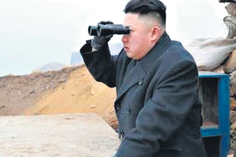 El líder norcoreano Kim Jong-un supervisa unos ejercicios militares. (Fuente: AFP)