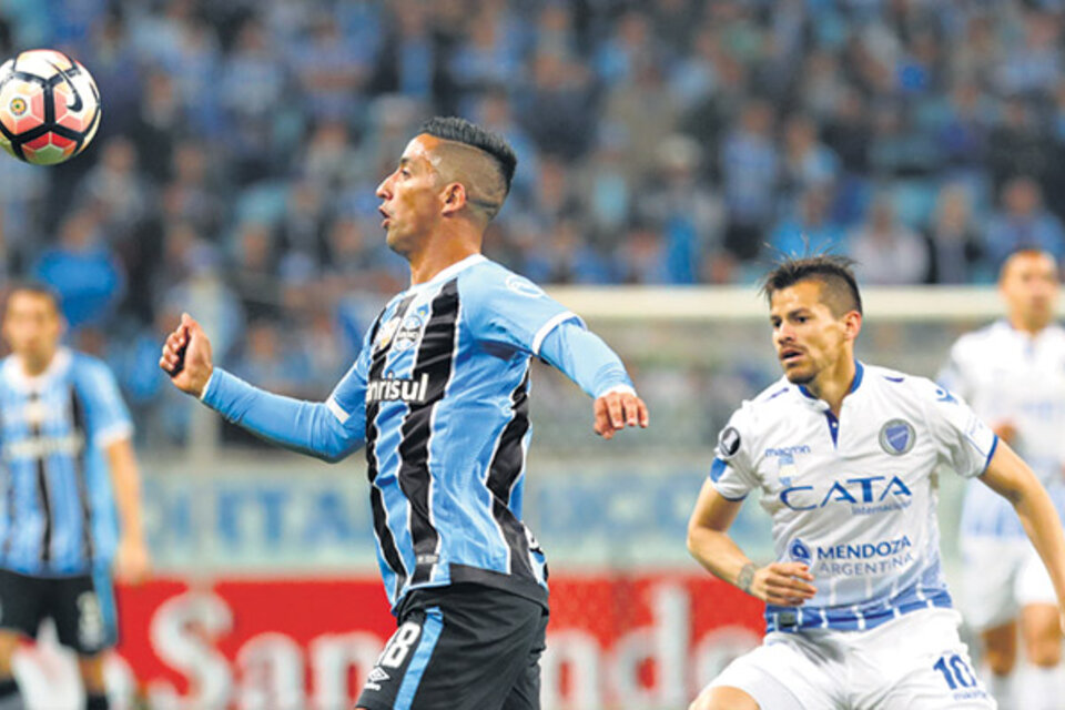 Lucas Barrios domina la pelota ante la mirada de Matías Giménez. (Fuente: EFE)
