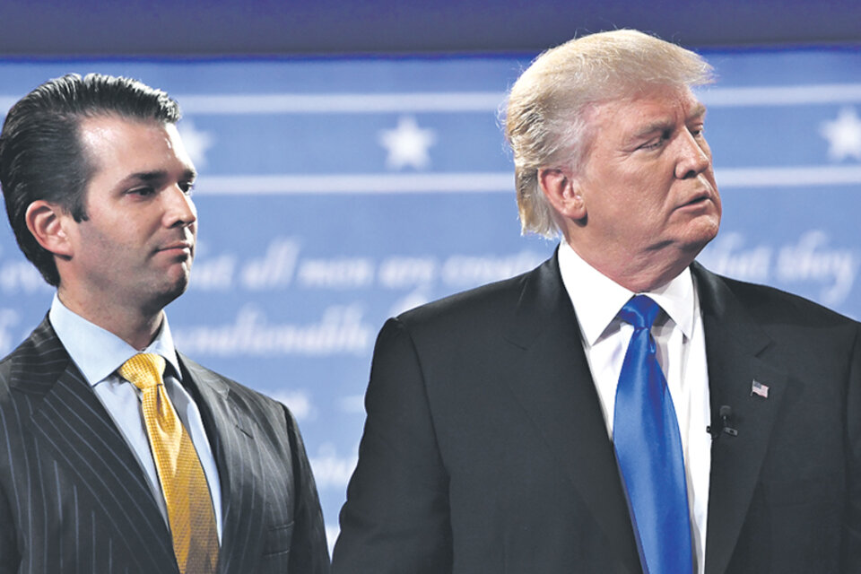 Trump Junior junto a su padre, en septiembre del 2016, al comienzo de la campaña. (Fuente: AFP)