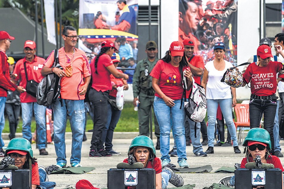 Civiles reciben instrucción militar en Caracas en el marco de las maniobras militares. (Fuente: AFP)