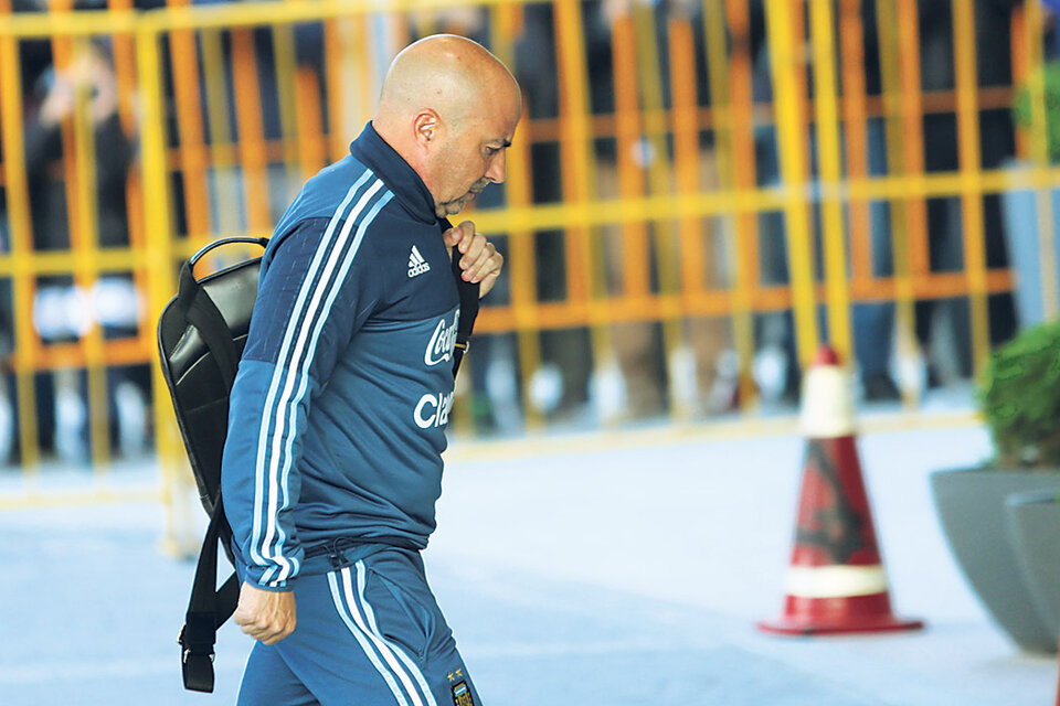 Jorge Sampaoli llegando al hotel donde se aloja la Selección en Montevideo. El técnico tendrá un debut oficial lleno de urgencias.