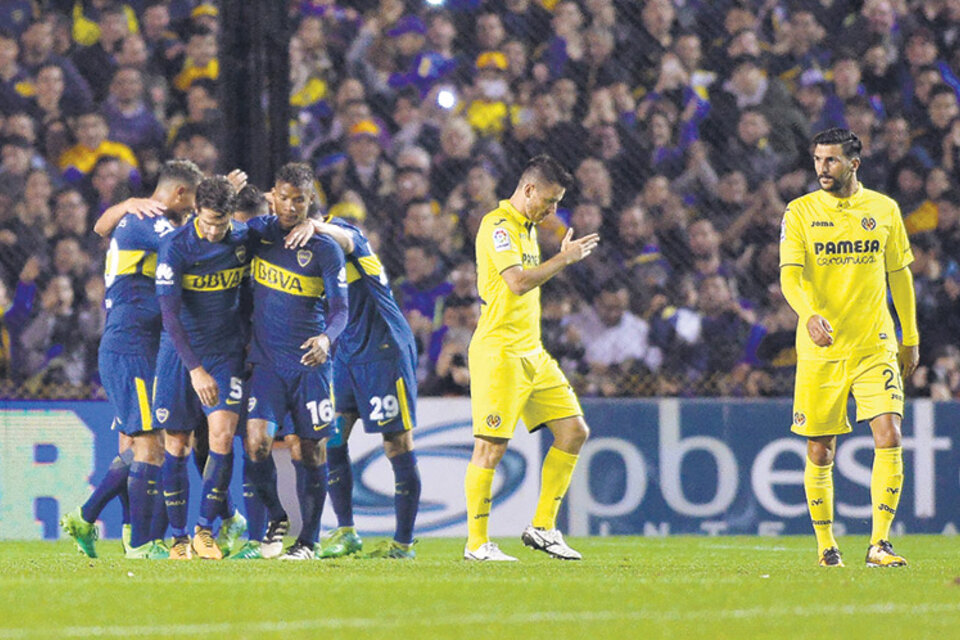 Los jugadores de Boca festejan el triunfo ante el Villarreal español, el miércoles por la noche. (Fuente: EFE)