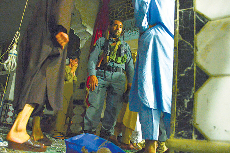 Después del atentado, un soldado afgano vigila la mezquita chiíta. (Fuente: AFP)