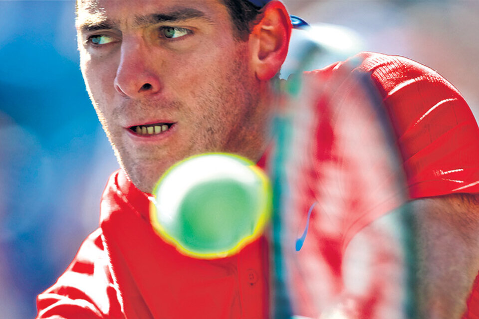 Del Potro mira la pelota, ayer en Cincinnati. (Fuente: EFE)