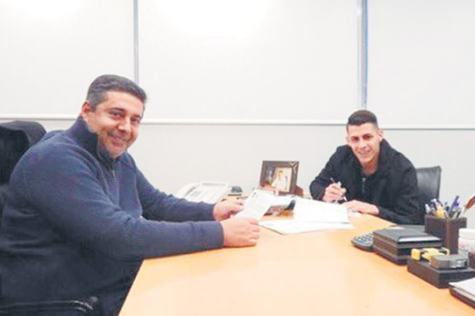 Cristian Pavón y Daniel Angelici, ayer durante la firma del nuevo vínculo.