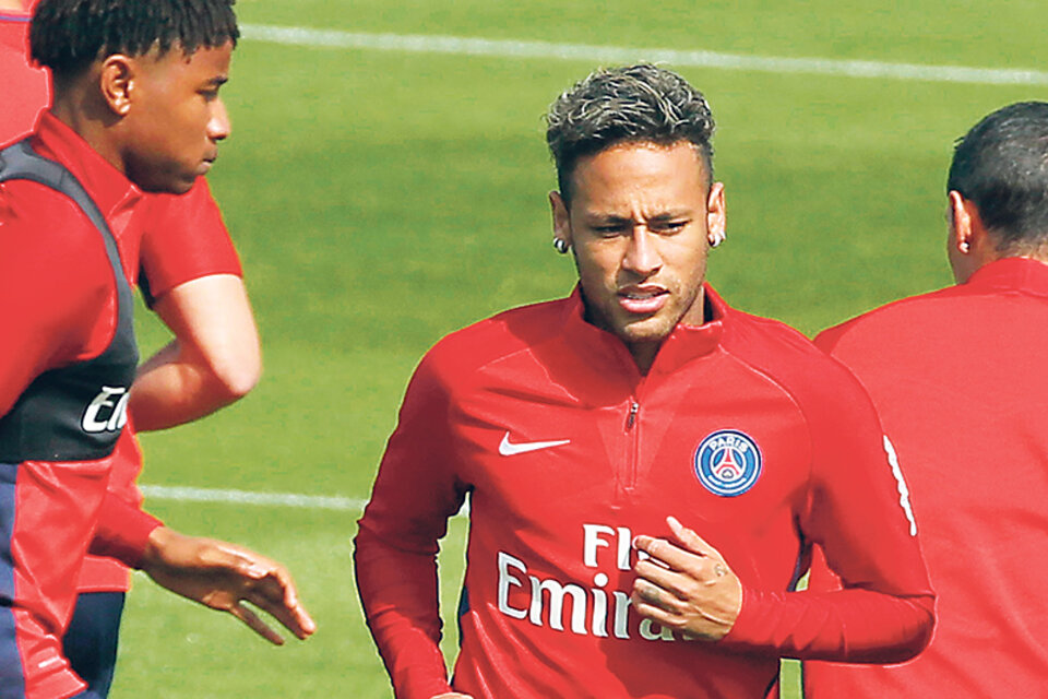 Neymar en el entrenamiento del PSG, poniéndose a punto para el partido de hoy.
